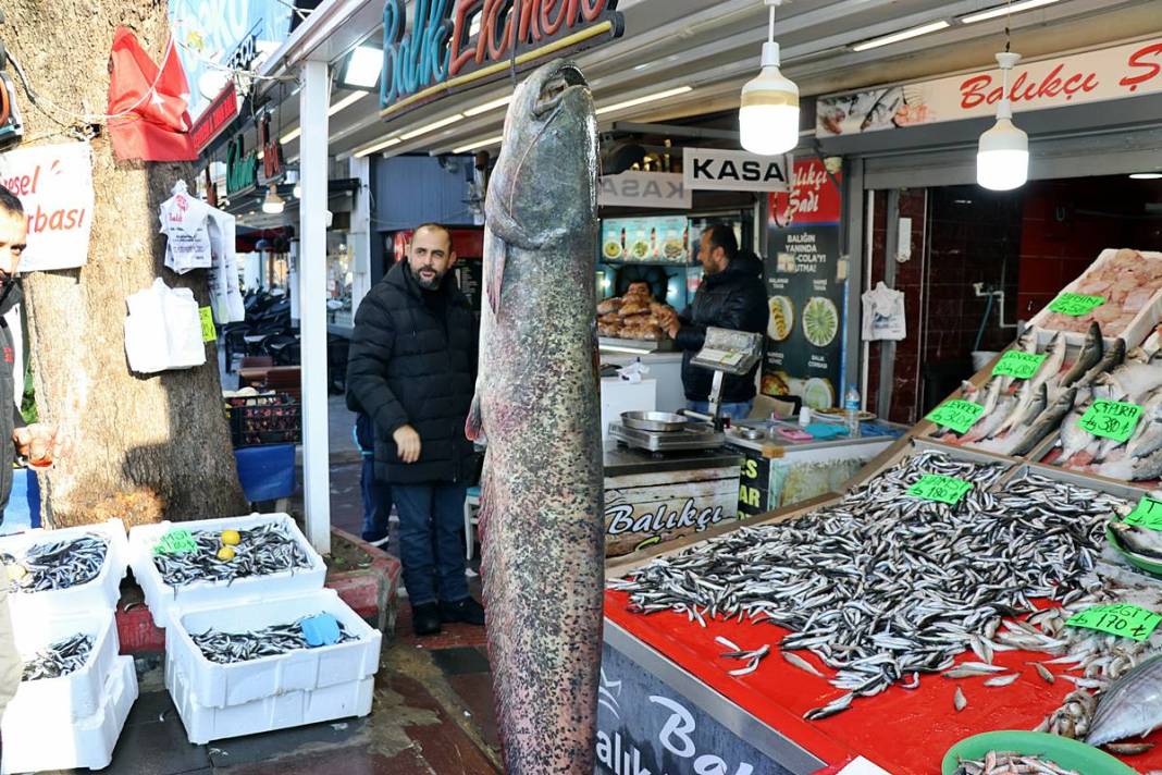 Denizi olmayan o kentte yakalanan dev balık şaşırttı! Fotoğraf çektirmek için sıraya girdiler 5